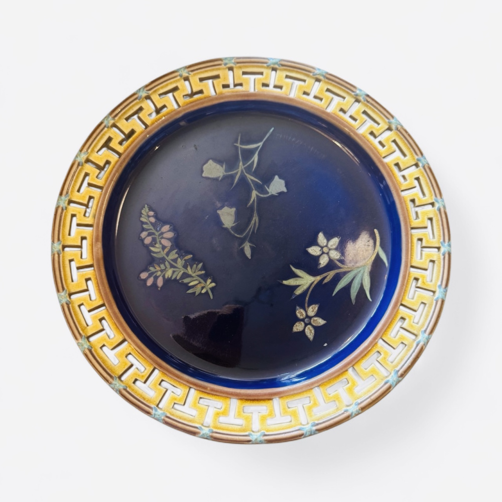 Wedgwood majolica dinner plates x 9. 19th Century