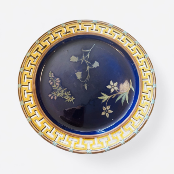 Wedgwood majolica dinner plates x 9. 19th Century