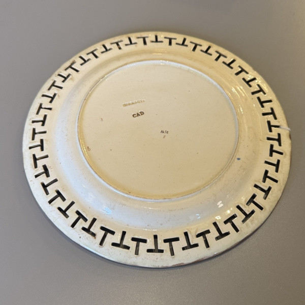Wedgwood majolica dinner plates x 9. 19th Century