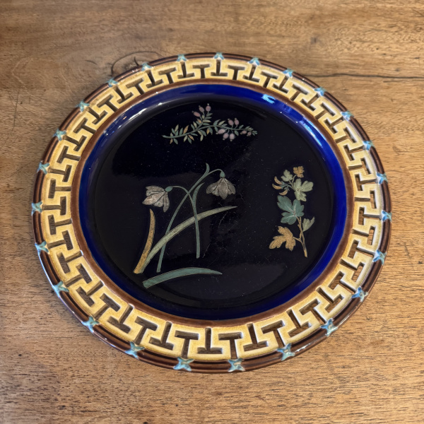 Wedgwood majolica dinner plates x 9. 19th Century