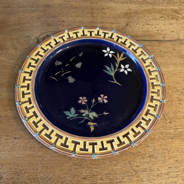 Wedgwood majolica dinner plates x 9. 19th Century