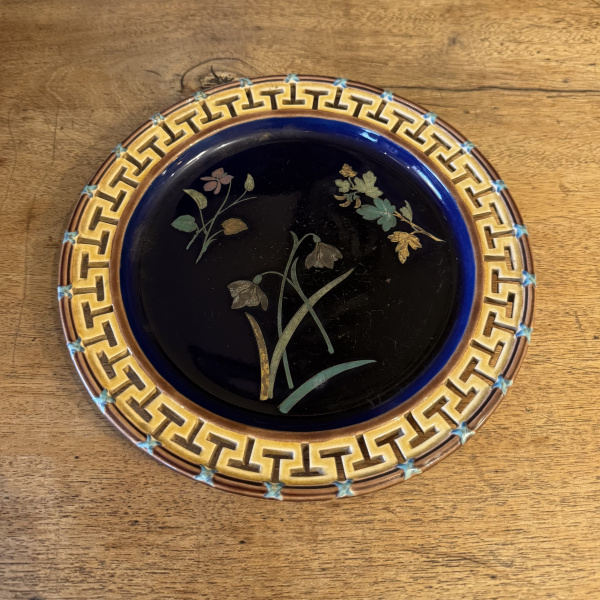 Wedgwood majolica dinner plates x 9. 19th Century