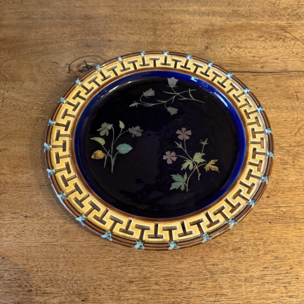 Wedgwood majolica dinner plates x 9. 19th Century