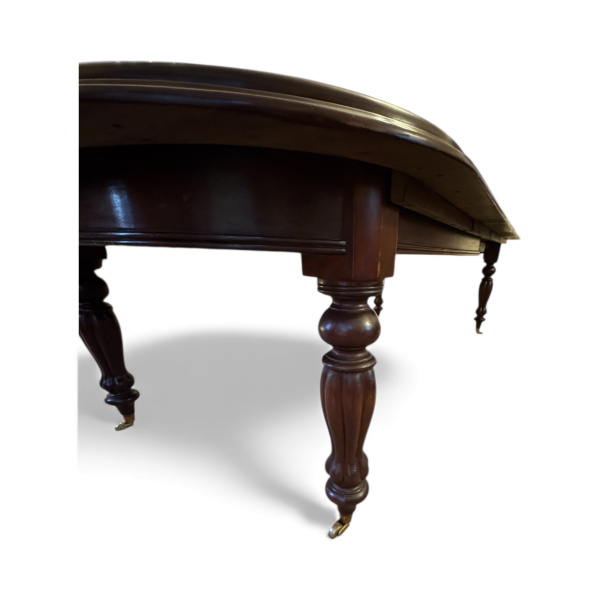 Extendable dining table, 6 chairs and 2 carvers