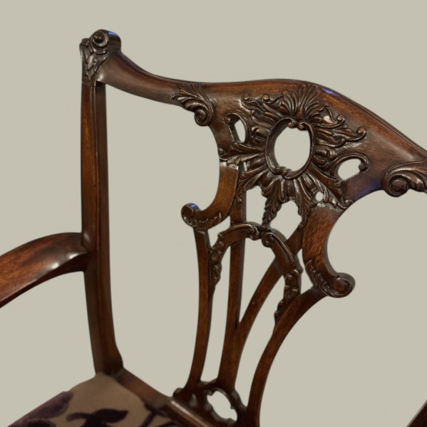 Extendable dining table, 6 chairs and 2 carvers
